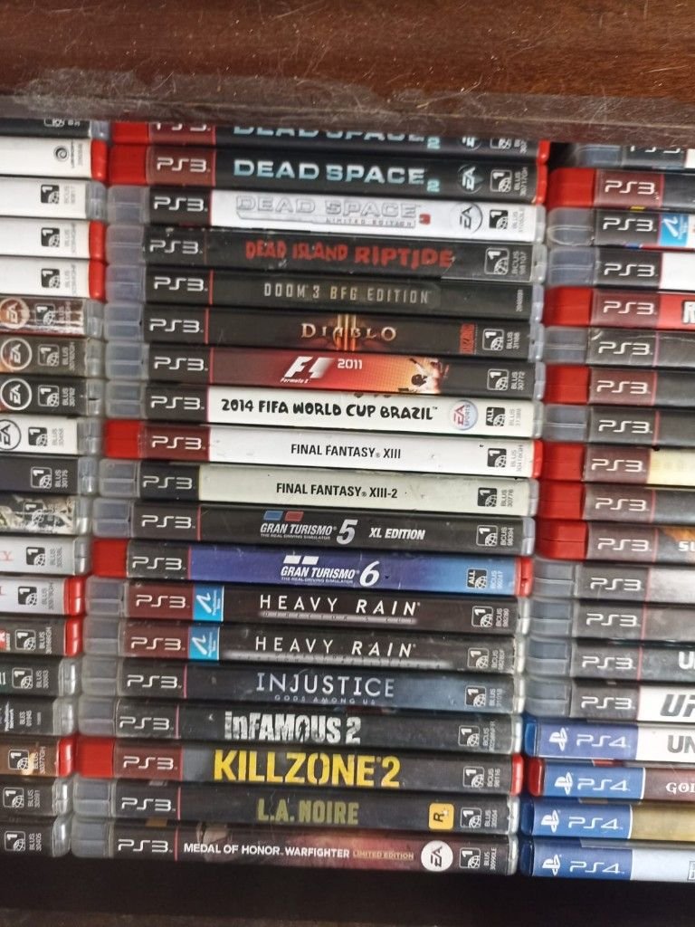 Repisa con juegos de PlayStation 3.