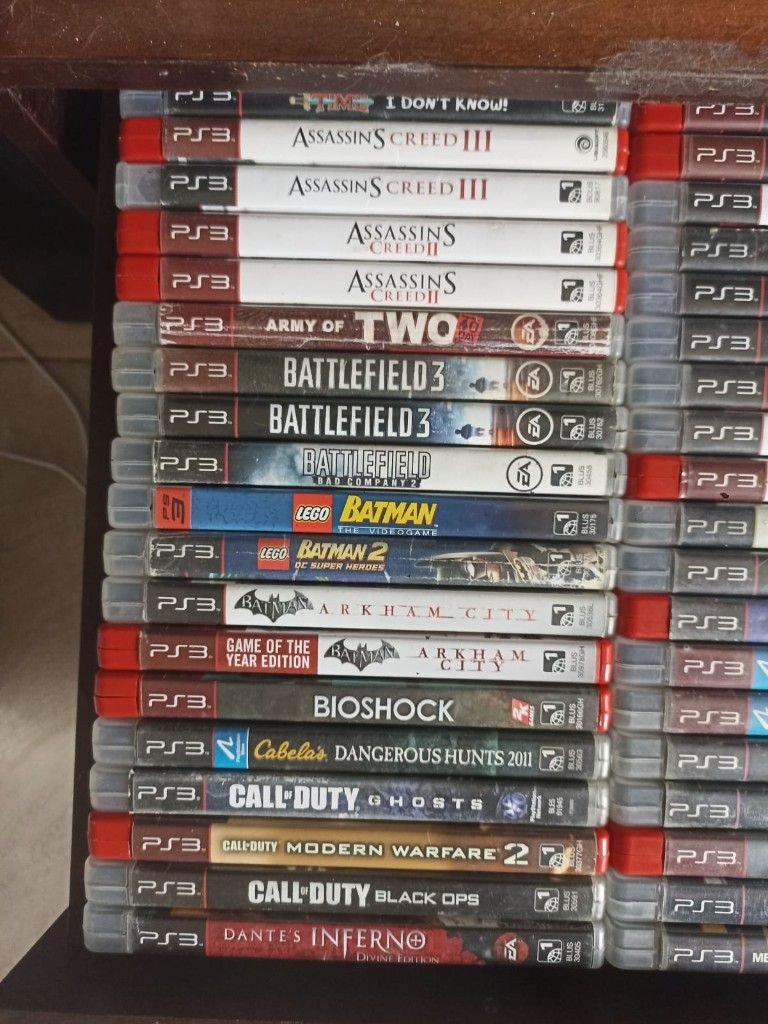 Otra repisa de juegos de PlayStation 3.
