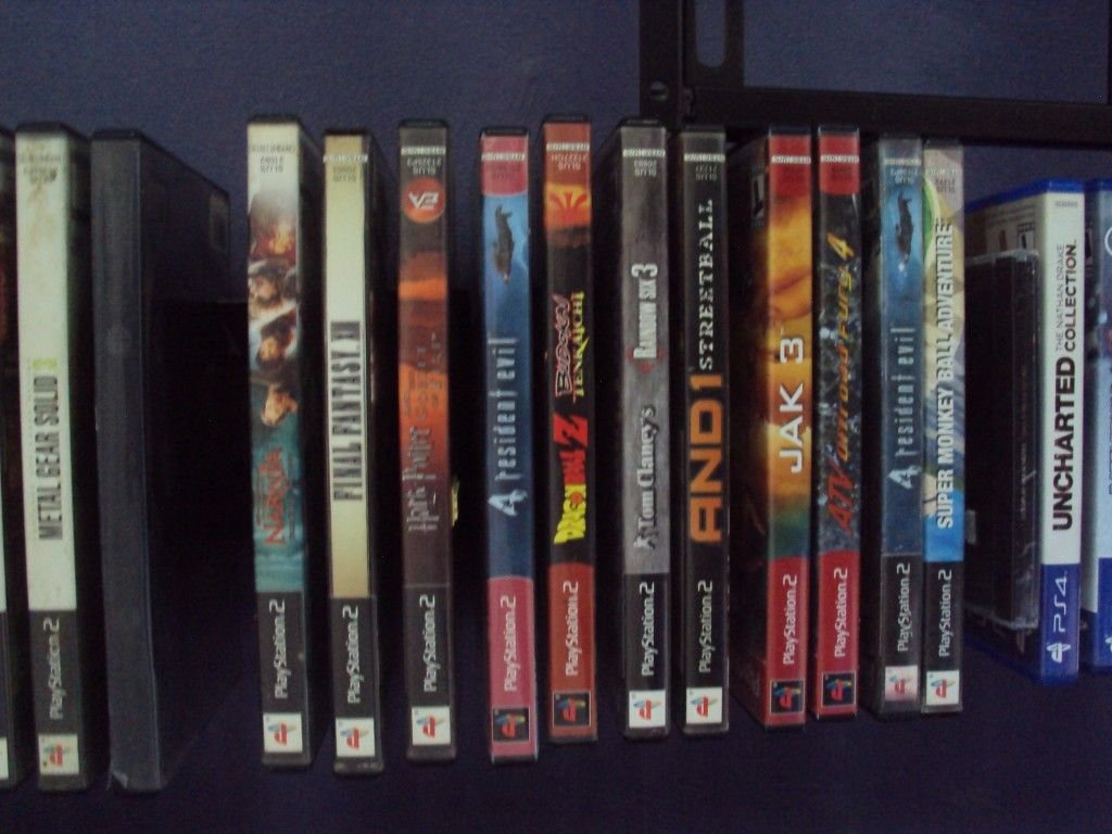 Más juegos de PlayStation 2 en la repisa.