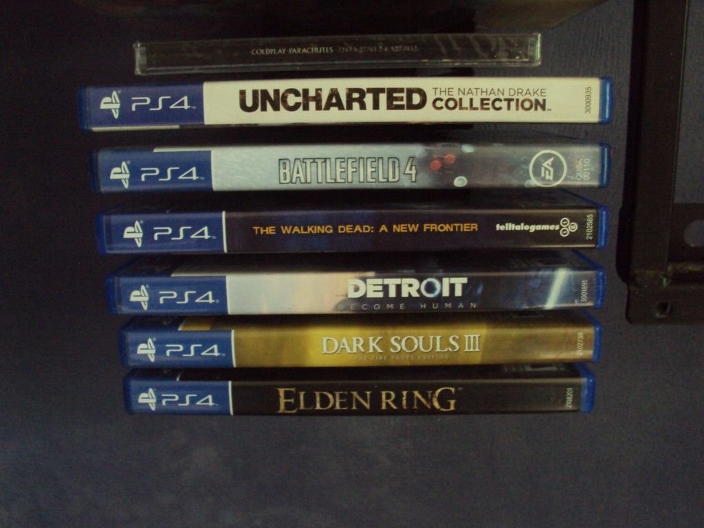 Lomos de juegos de PlayStation 4.
